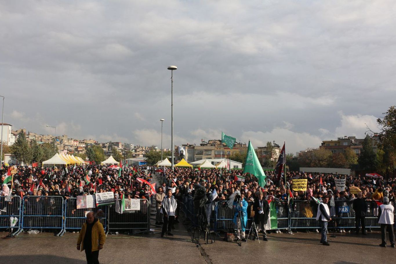 Gaziantep'te Peygamber Sevdalıları Vakfı tarafından "Kudüs ve Aksa Tufanı'na Destek Mitingi" düzenlendi.