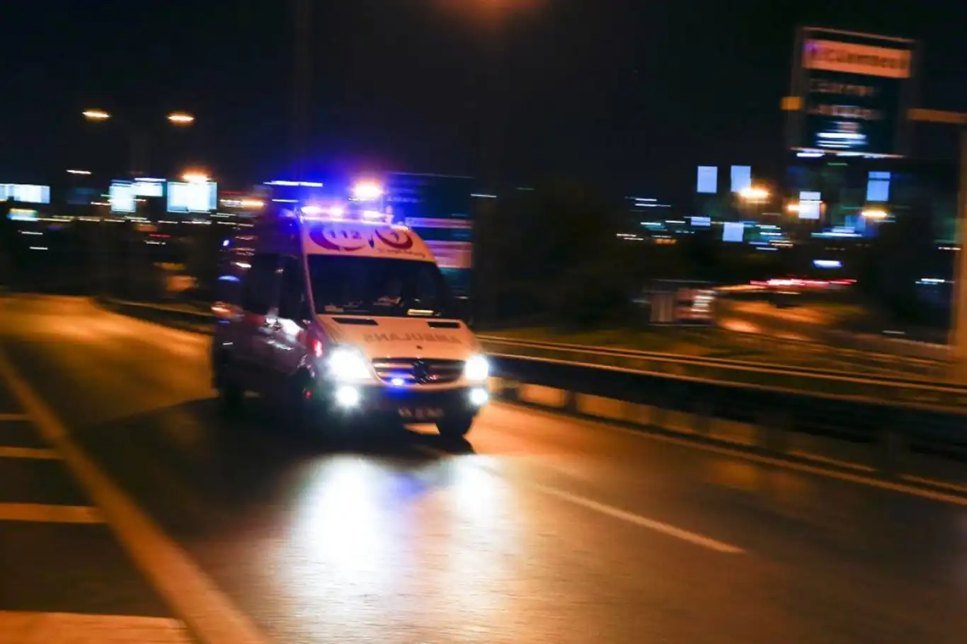Balıkesir'de trafik kazası: 1 ölü, 5 yaralı Balıkesir'de trafik kazası: 1 ölü, 5 yaralı
