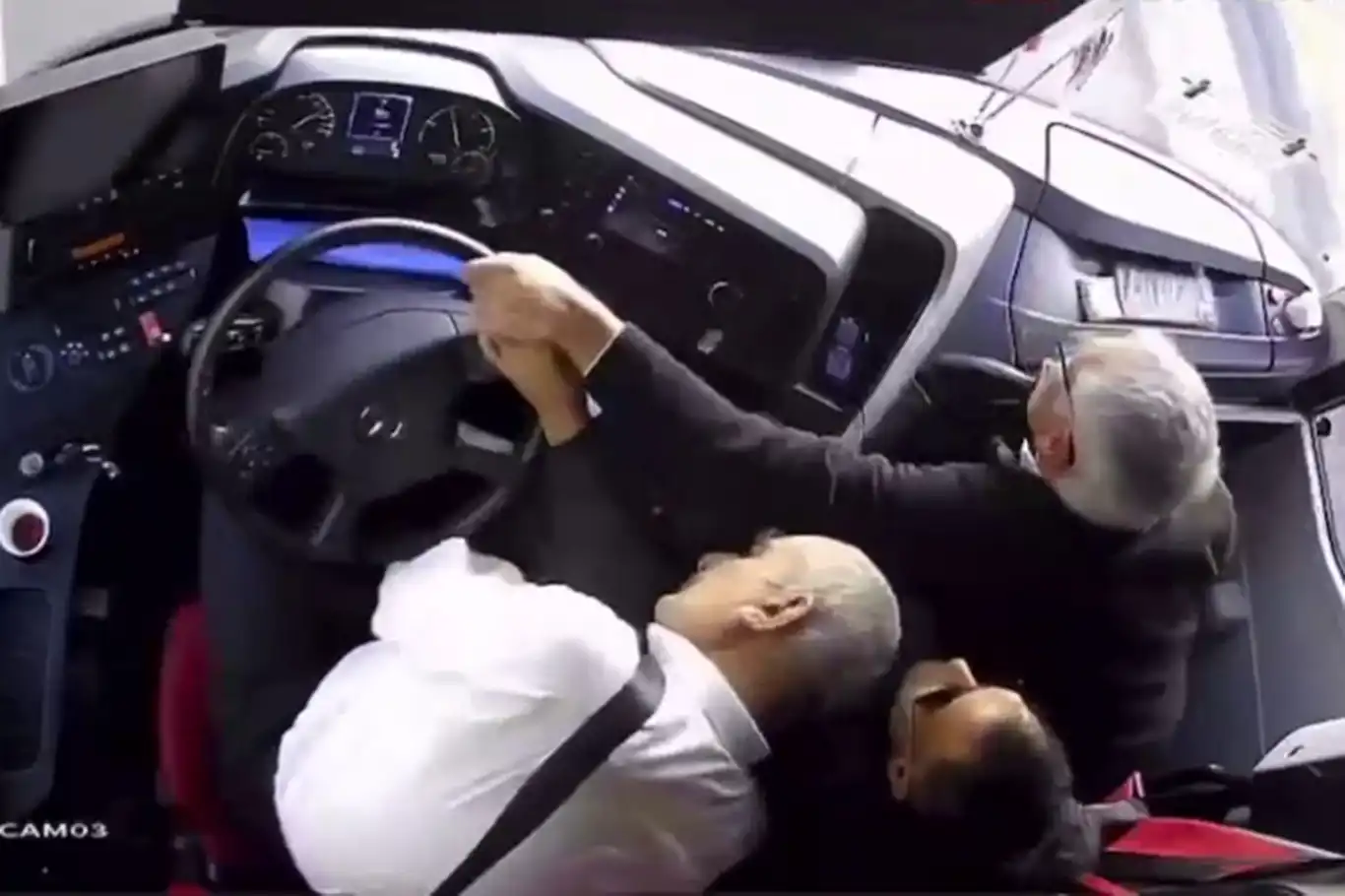 Otobüs şoförü direksiyon başında kalp krizi geçirdi, faciadan dönüldü Otobüs şoförü direksiyon başında kalp krizi geçirdi, faciadan dönüldü