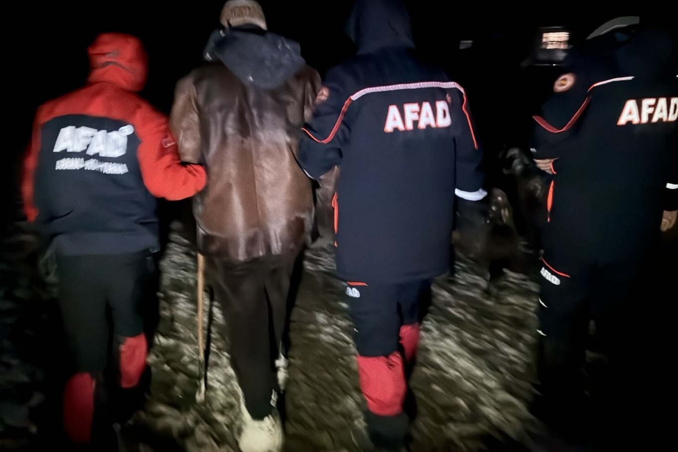 Karda mahsur kalan çoban ve 3 bin koyun kurtarıldı