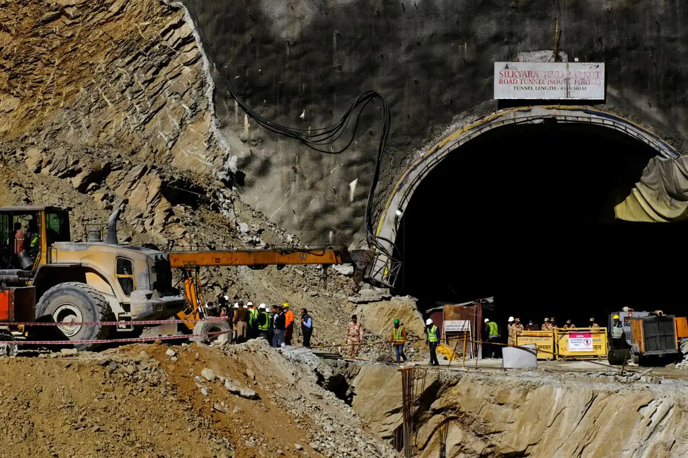 Hindistan'da tünelde mahsur 41 işçi kurtarılmayı bekliyor Hindistan'da tünelde mahsur 41 işçi kurtarılmayı bekliyor