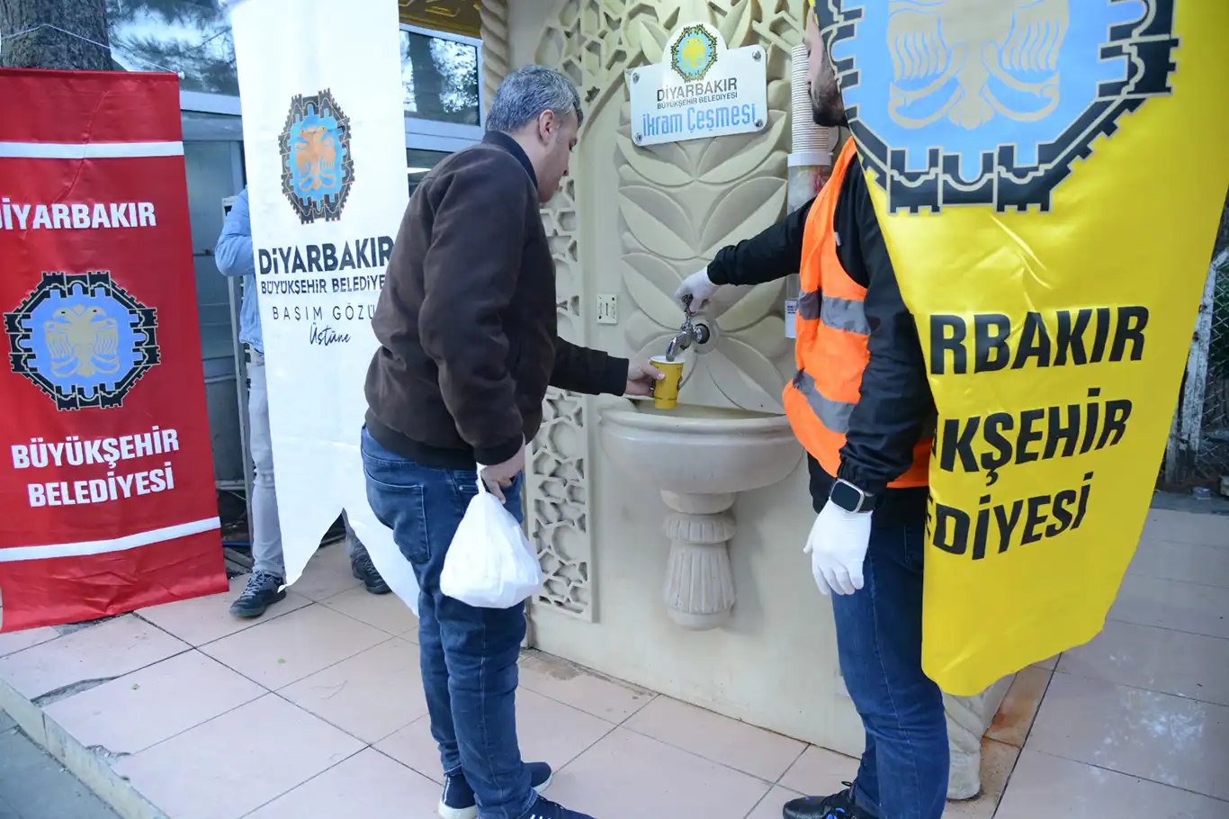 İkram Çeşmesi'nden sıcak çorba dağıtımı başladı İkram Çeşmesi'nden sıcak çorba dağıtımı başladı
