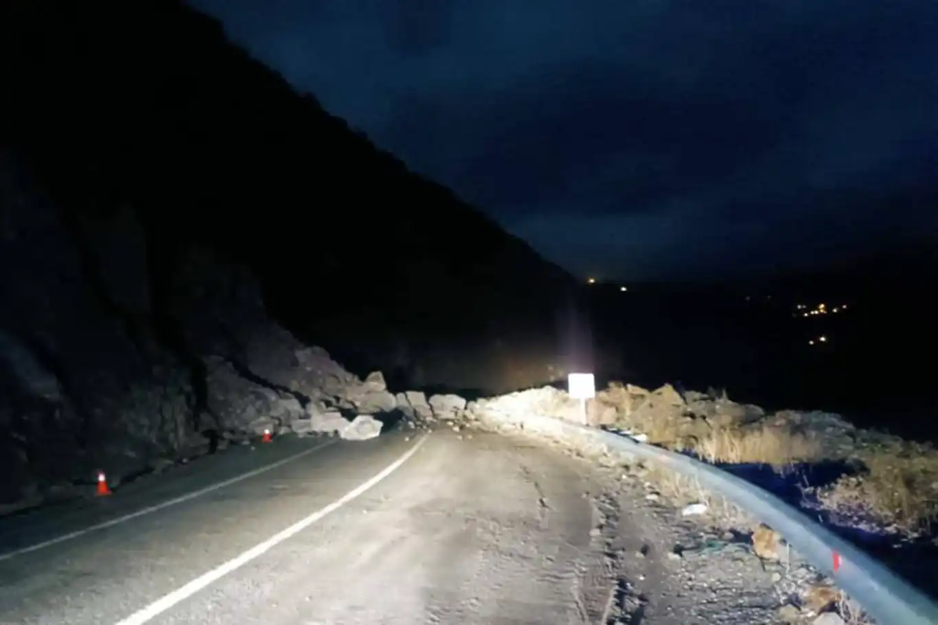 Artvin-Ardahan kara yolunda heyelan Artvin-Ardahan kara yolunda heyelan