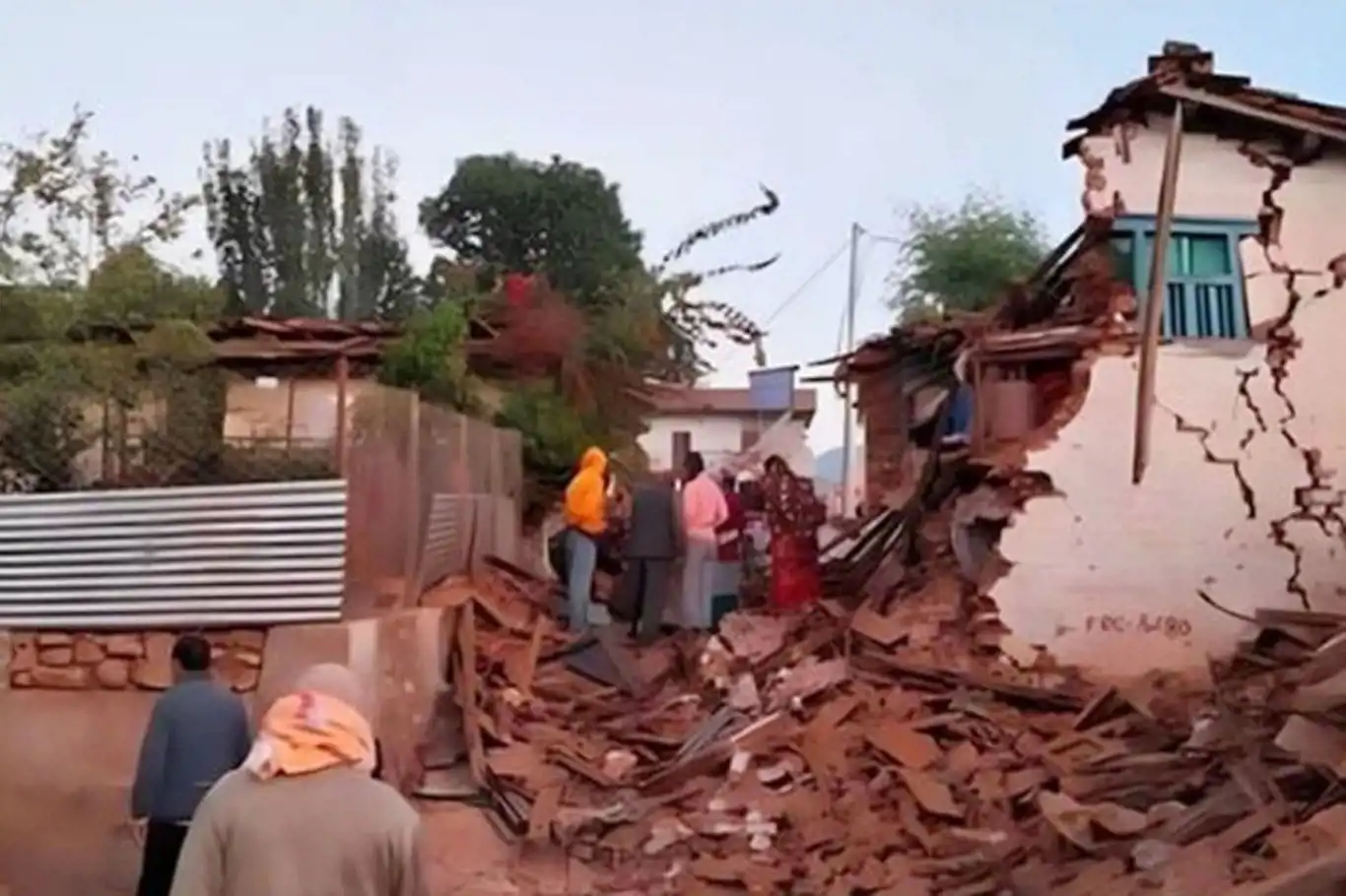 Nepal'de 5,6 büyüklüğünde deprem: 128 ölü Nepal'de 5,6 büyüklüğünde deprem: 128 ölü