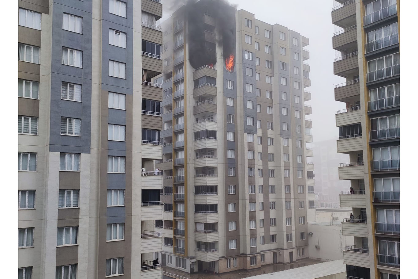 15 katlı binada çıkan yangın korkuttu 15 katlı binada çıkan yangın korkuttu