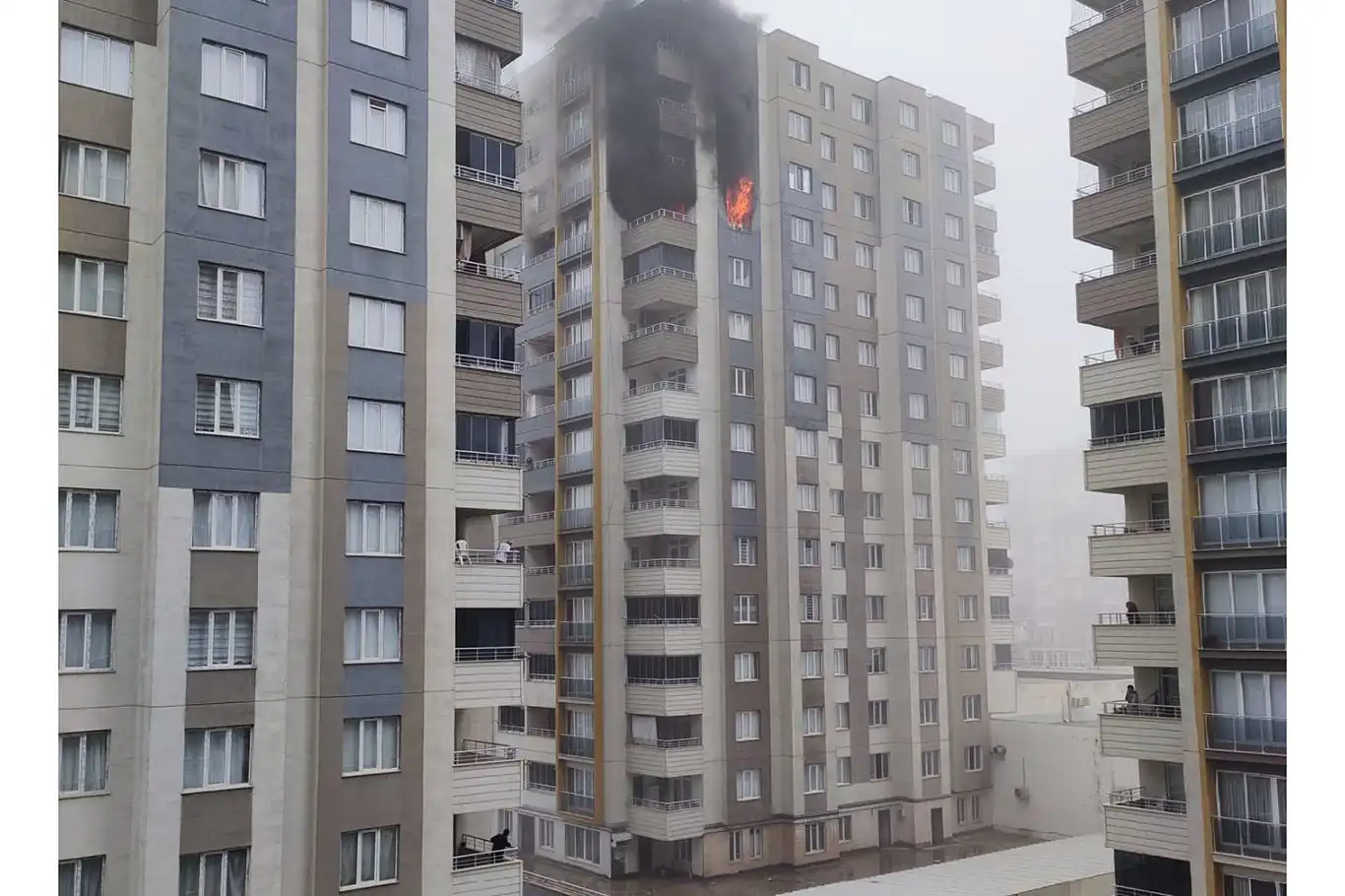 15 katlı binada çıkan yangın korkuttu 15 katlı binada çıkan yangın korkuttu