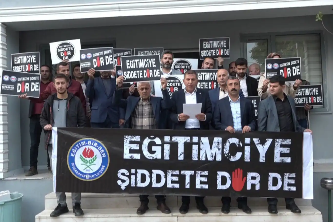 Eğitim Bir-Sen'den Kulp İlçe Milli Eğitim Şube Müdürünün darp edilmesi olayına tepki Eğitim Bir-Sen'den Kulp İlçe Milli Eğitim Şube Müdürünün darp edilmesi olayına tepki