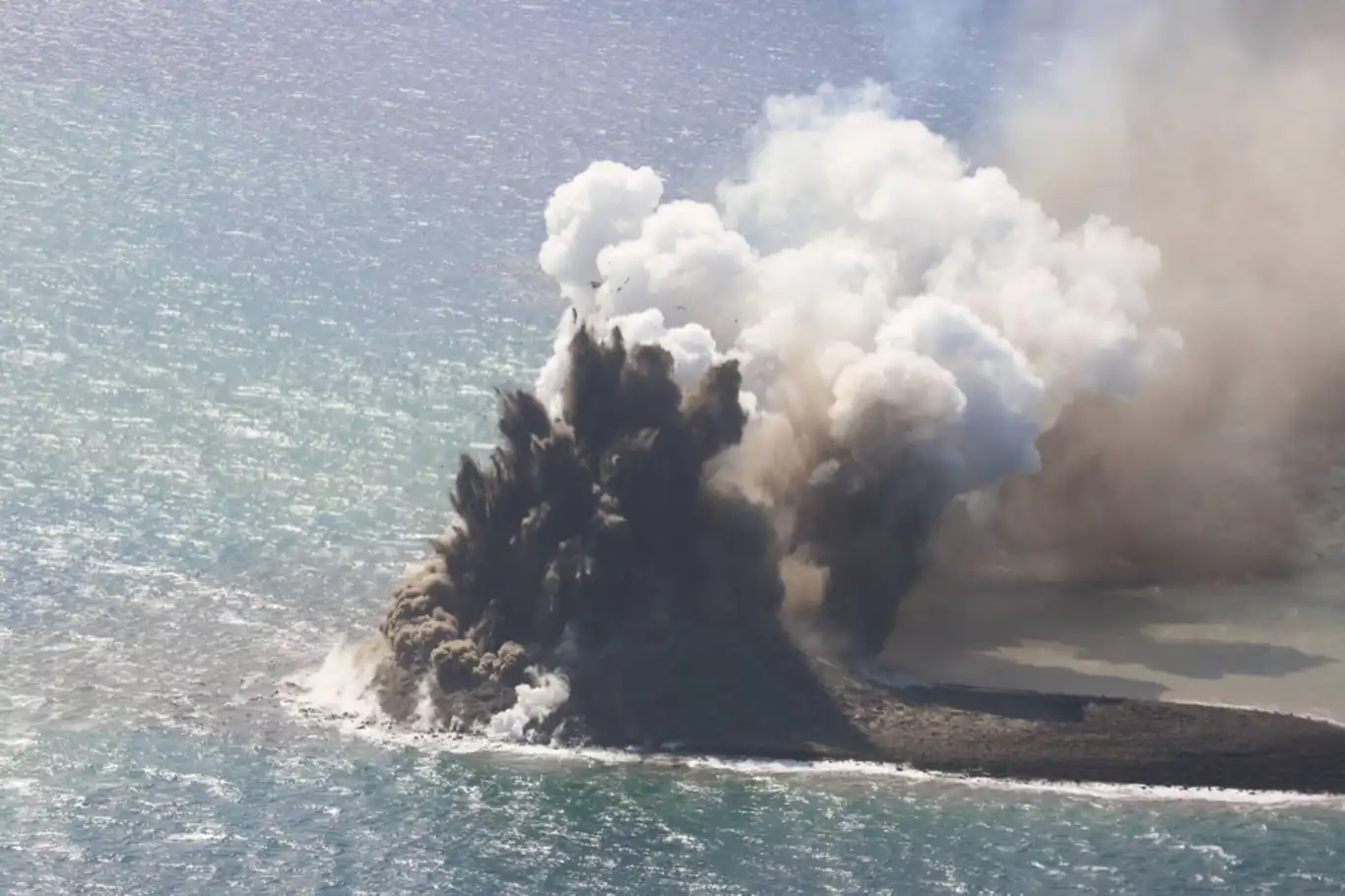 Japonya'da deniz altı yanardağı patladı Japonya'da deniz altı yanardağı patladı