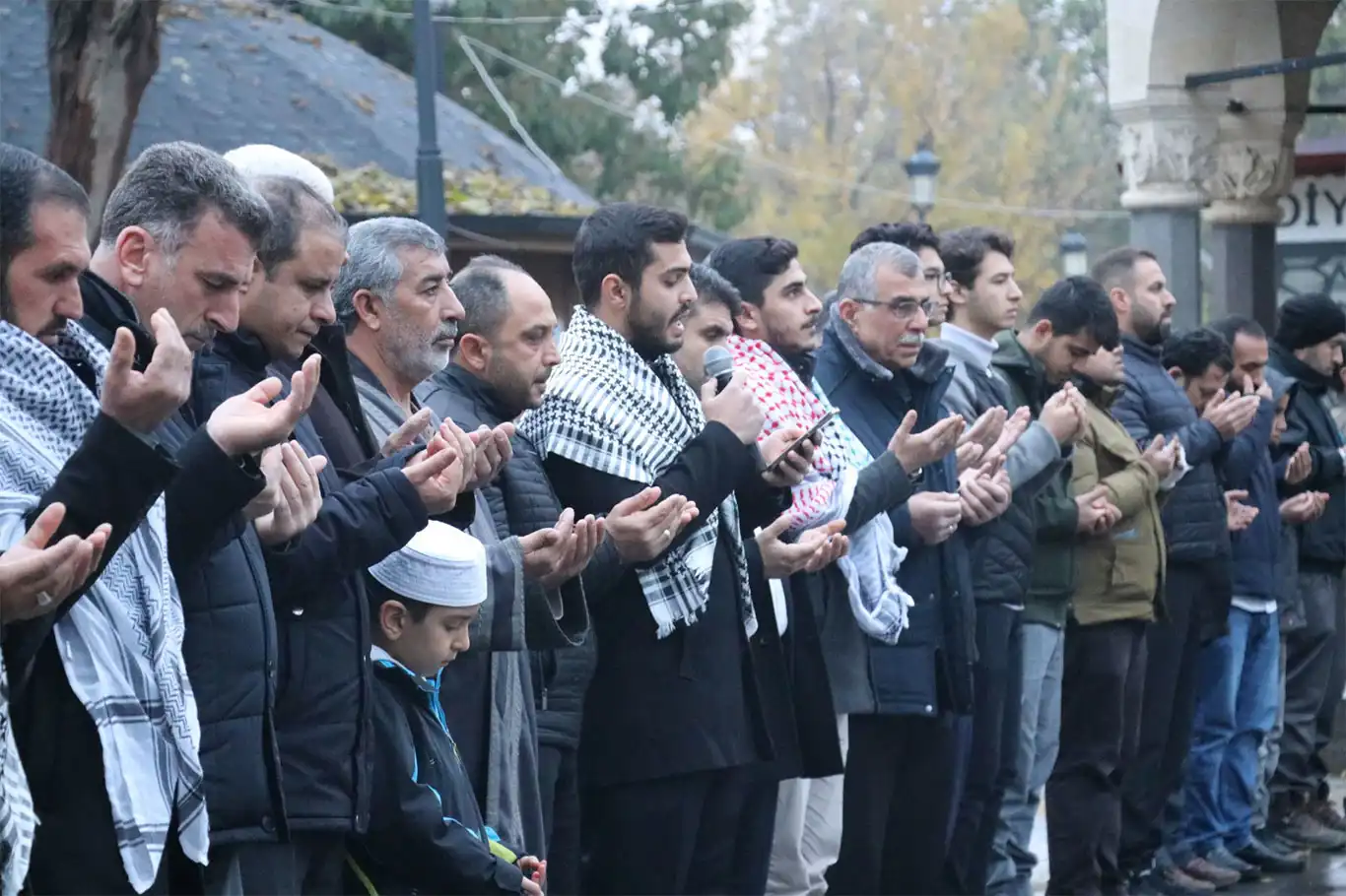 Hür Gençlik sabah namazında Gazze için duada buluştu Hür Gençlik sabah namazında Gazze için duada buluştu
