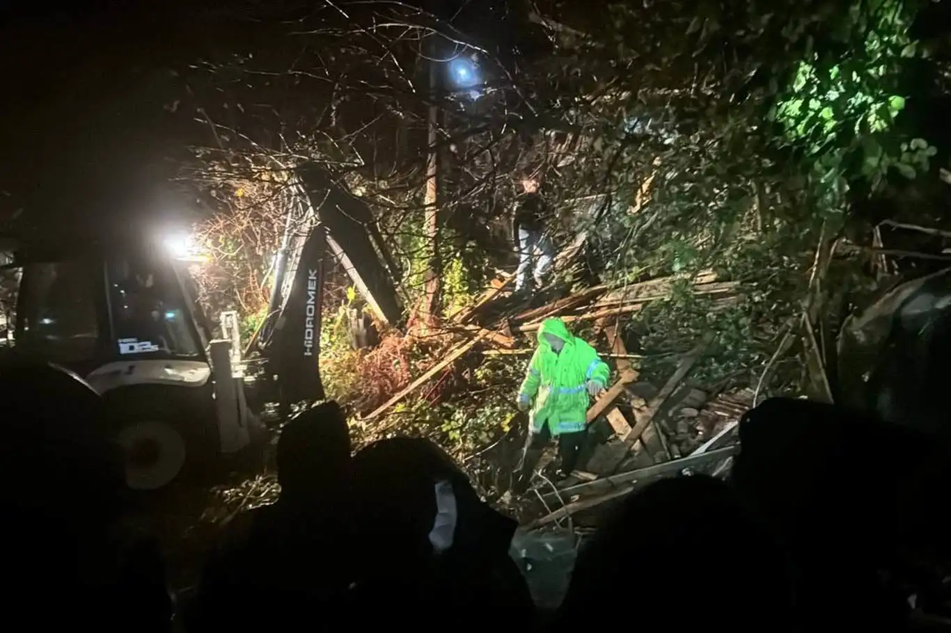 Li Zongildaxê hêlan pêk hat: Dayîk û kurê wê di bin ax de man, 21 kes birîndar bûn Li Zongildaxê hêlan pêk hat: Dayîk û kurê wê di bin ax de man, 21 kes birîndar bûn