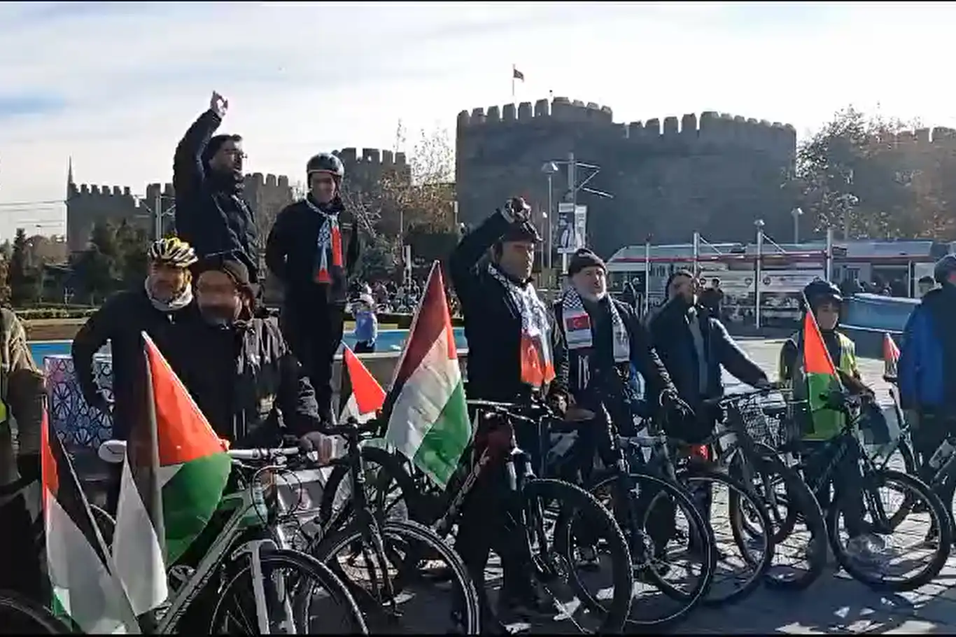 Bisiklet sürücüleri Filistin için pedal çevirdi Bisiklet sürücüleri Filistin için pedal çevirdi