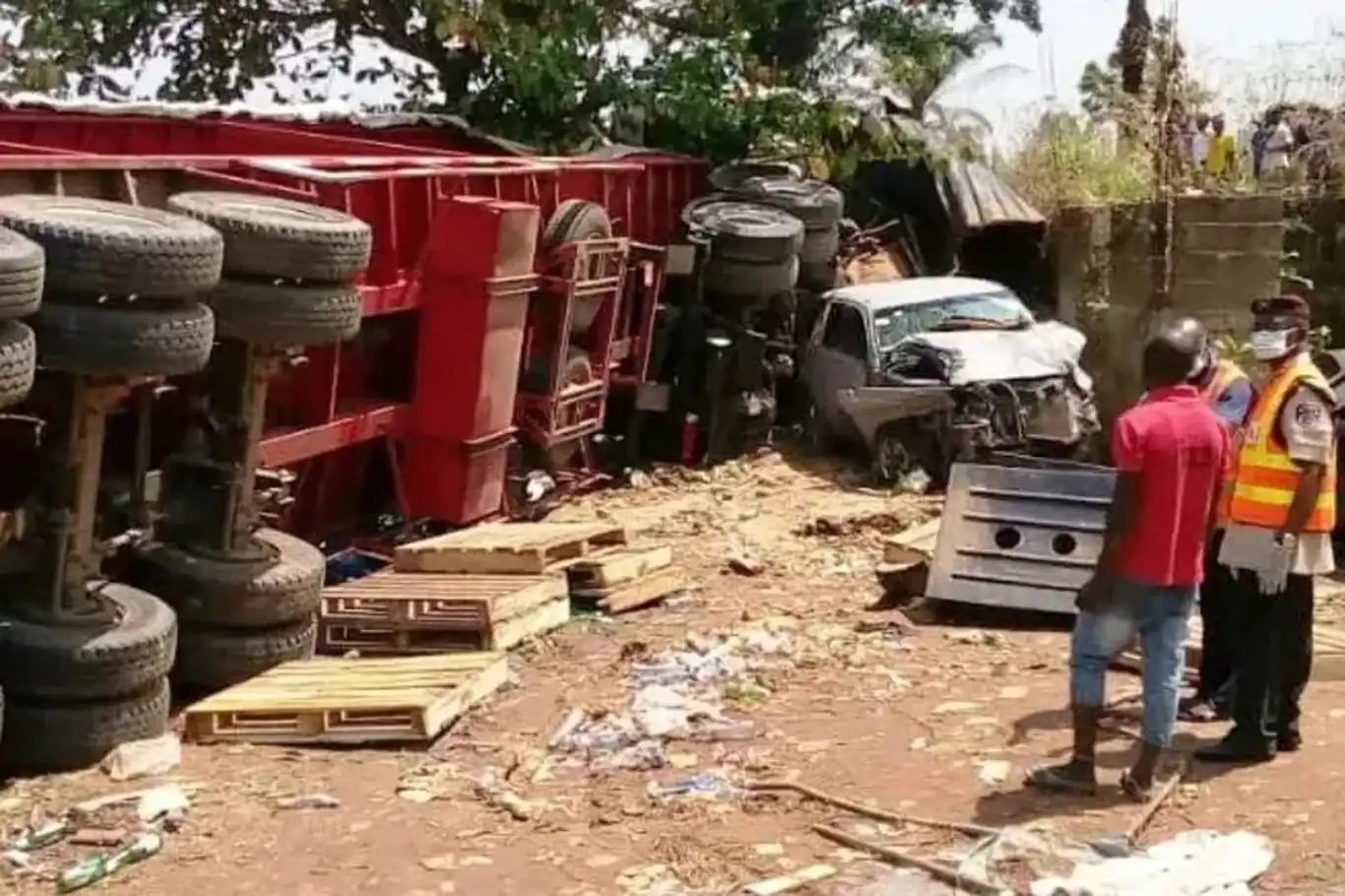 Nigeria: Tragic road crash on Kaduna-Abuja expressway claims 16 lives and injures 27 Nigeria: Tragic road crash on Kaduna-Abuja expressway claims 16 lives and injures 27