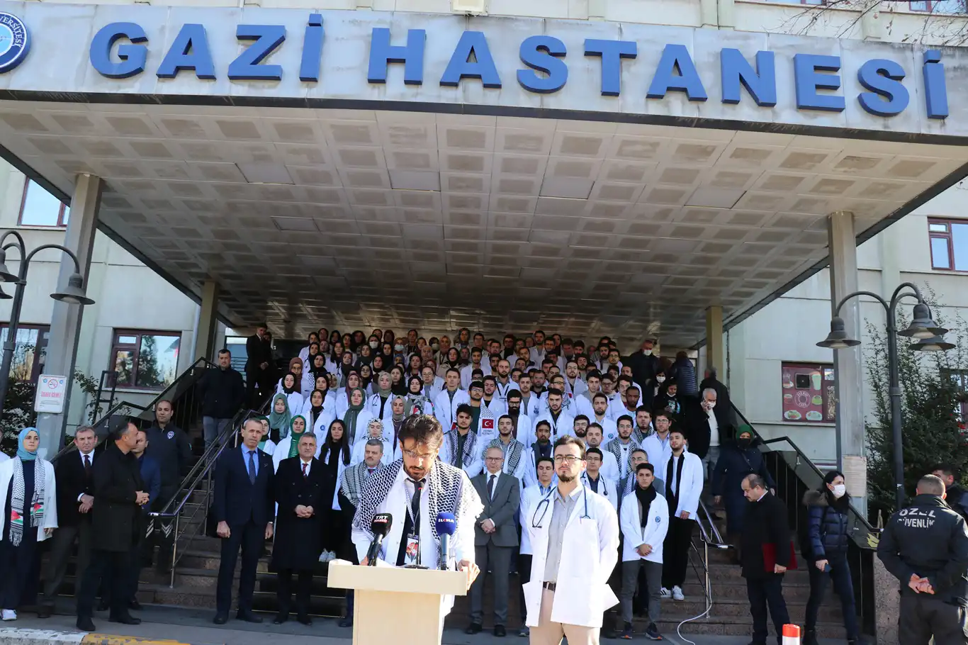 Gazi Hastanesi'nde tıp fakültesi öğrencilerinden Filistin'e destek açıklaması Gazi Hastanesi'nde tıp fakültesi öğrencilerinden Filistin'e destek açıklaması