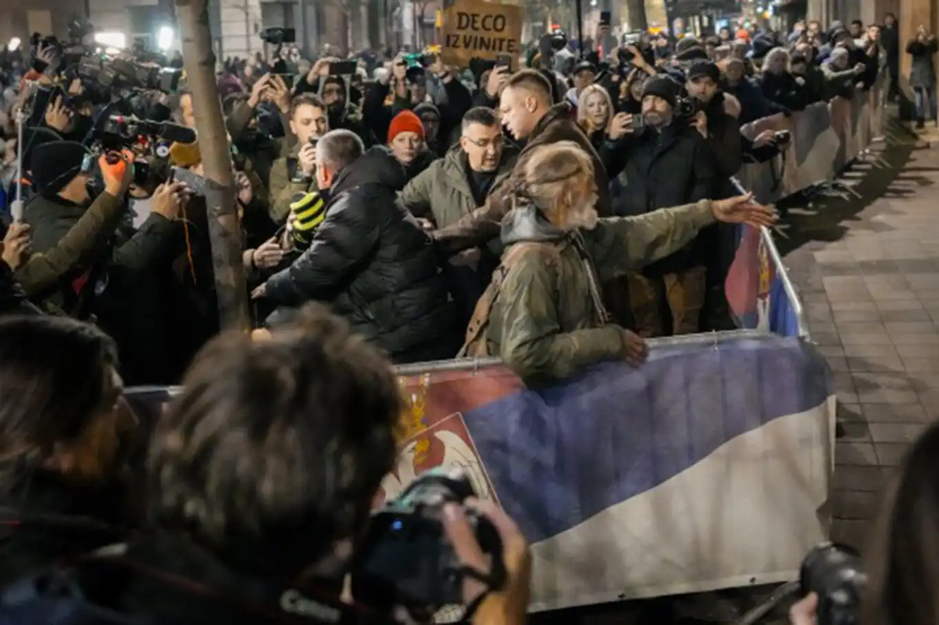 Sırbistan'da muhalefet seçim sonuçlarını protesto ediyor Sırbistan'da muhalefet seçim sonuçlarını protesto ediyor