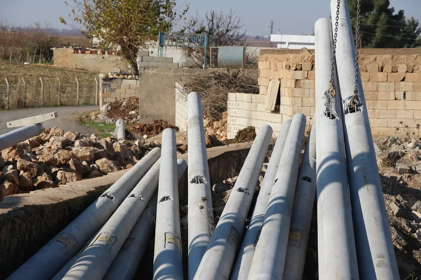 Mardin'de elektrik direkleri balyozla tahrip edildi Mardin'de elektrik direkleri balyozla tahrip edildi