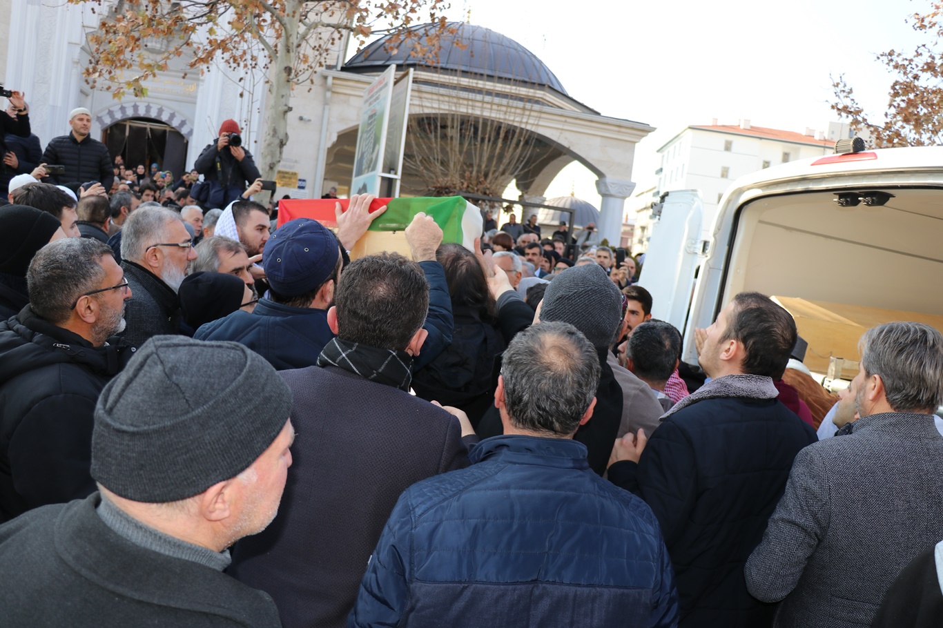 Tedavi için Türkiye'ye getirilen ve şehadete kavuşan 3 Filistinlinin cenaze namazı kılındı