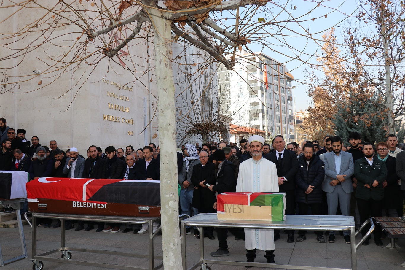 Tedavi için Türkiye'ye getirilen ve şehadete kavuşan 3 Filistinlinin cenaze namazı kılındı