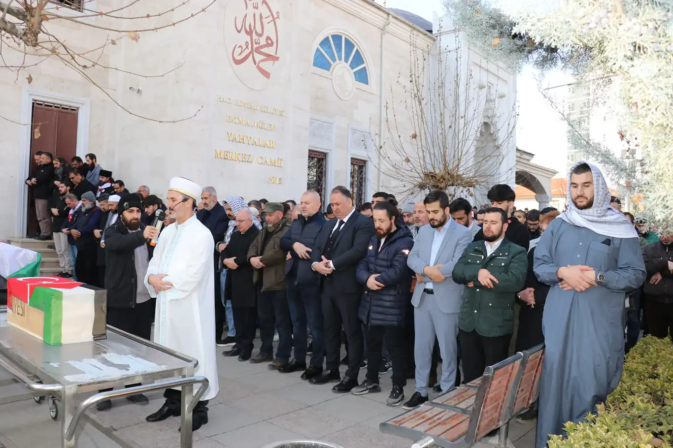 Tedavi için Türkiye'ye getirilen ve şehadete kavuşan 3 Filistinlinin cenaze namazı kılındı