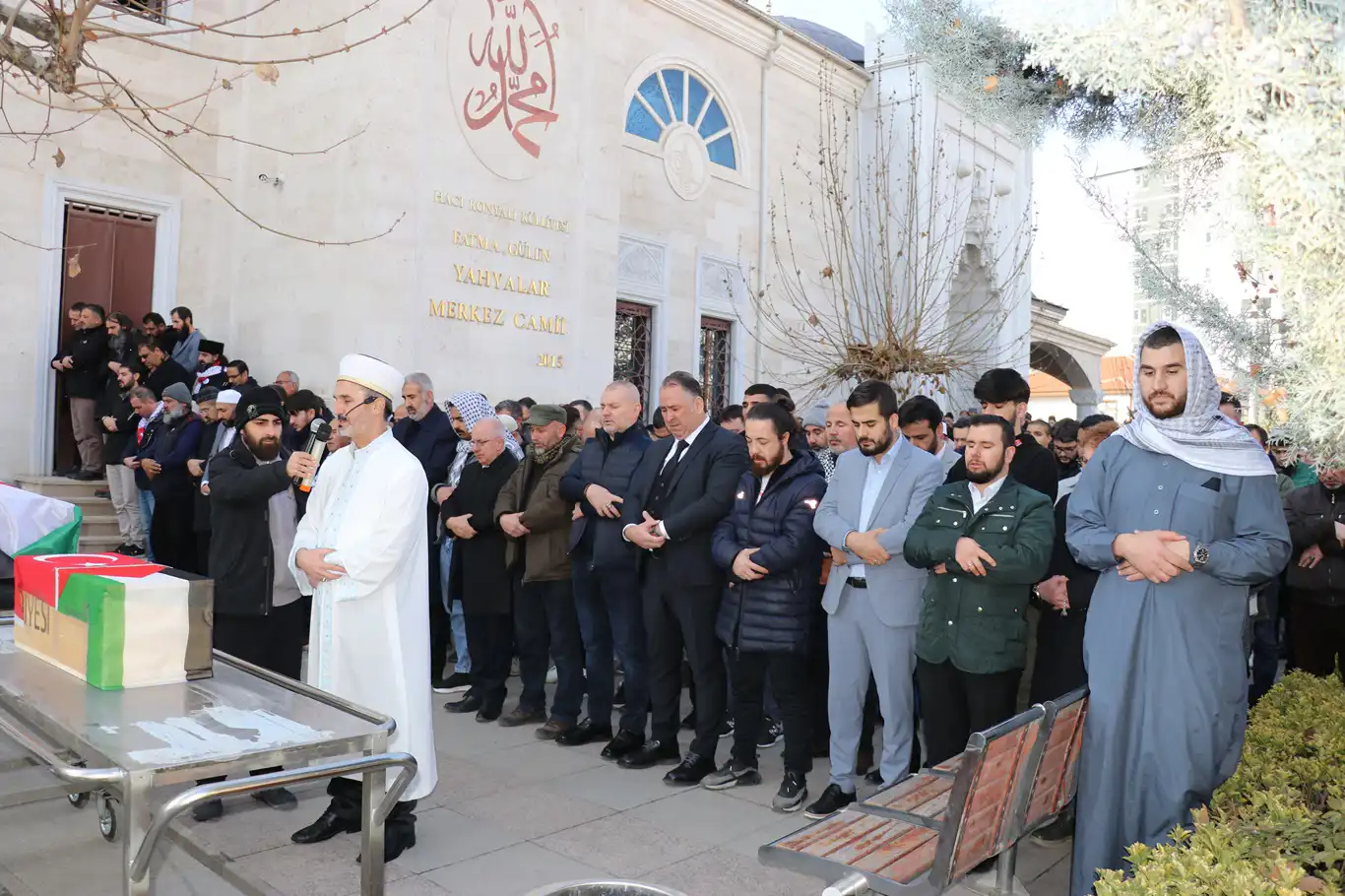 Tedavi için Türkiye'ye getirilen ve şehadete kavuşan 3 Filistinlinin cenaze namazı kılındı Tedavi için Türkiye'ye getirilen ve şehadete kavuşan 3 Filistinlinin cenaze namazı kılındı