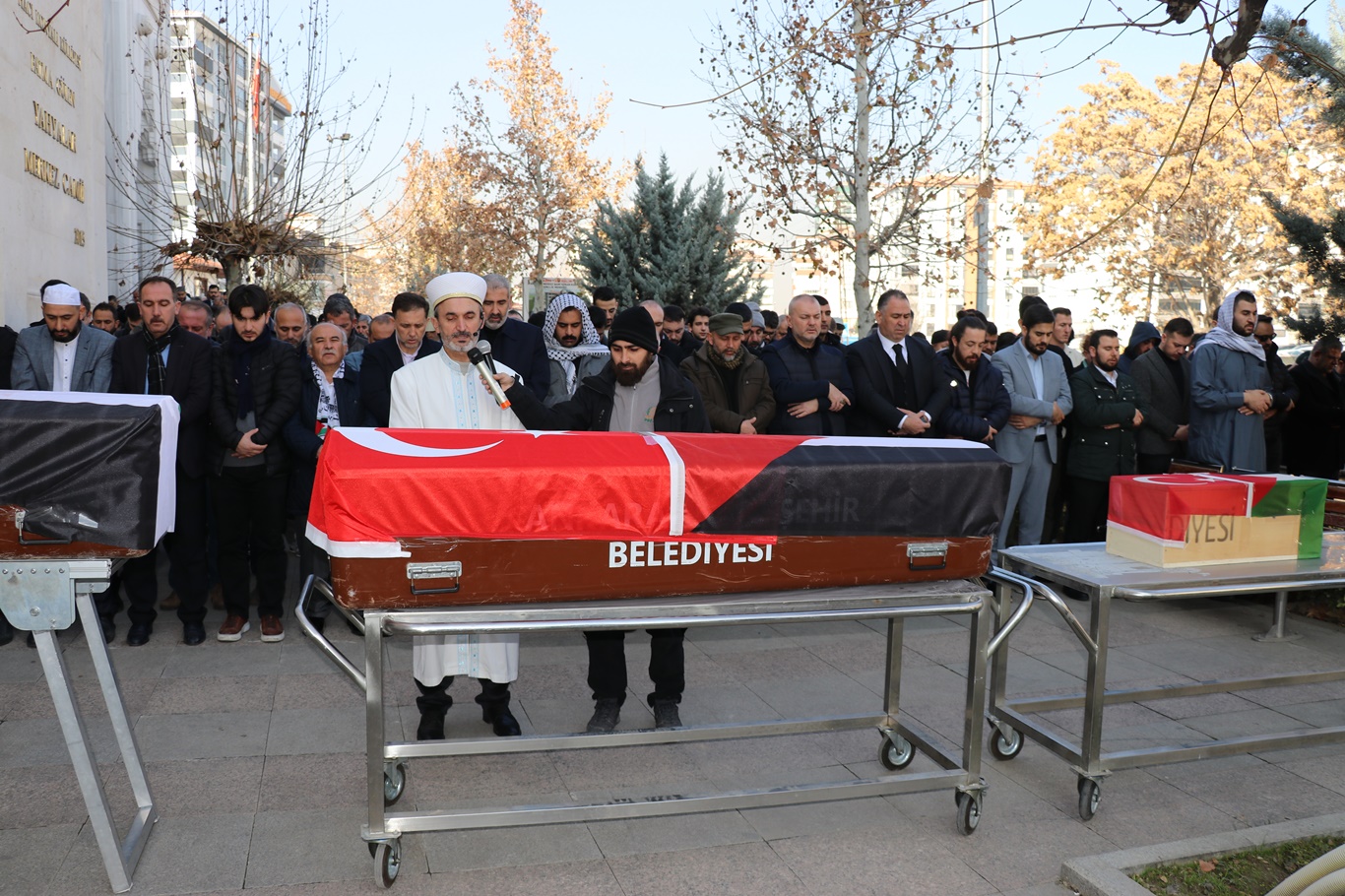 Tedavi için Türkiye'ye getirilen ve şehadete kavuşan 3 Filistinlinin cenaze namazı kılındı