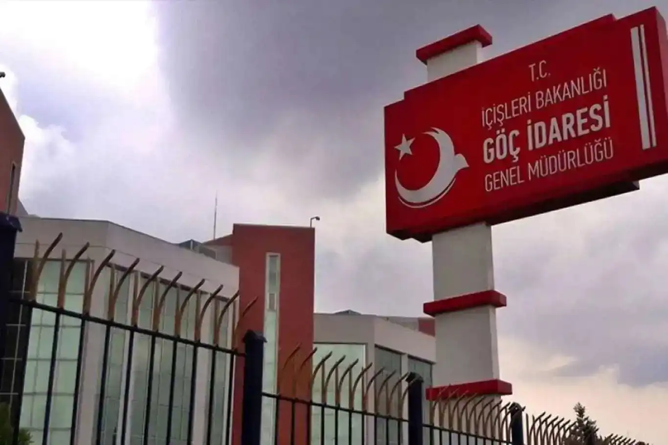 Göç İdaresi Başkanlığınca "düzensiz göçmenlerin serbest bırakıldığı" iddiası yalanlandı Göç İdaresi Başkanlığınca "düzensiz göçmenlerin serbest bırakıldığı" iddiası yalanlandı