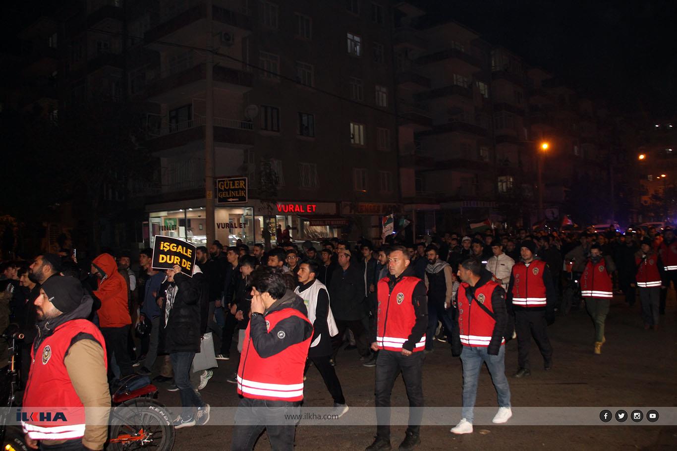 Ciwanên Dîyarbekirî ji bo birayên xwe yên Xezzeyê bi siloganên “Ji Hemasê Re Silav Ji Berxwedanê Re Dewam” meşîyan Ciwanên Dîyarbekirî ji bo birayên xwe yên Xezzeyê bi siloganên “Ji Hemasê Re Silav Ji Berxwedanê Re Dewam” meşîyan