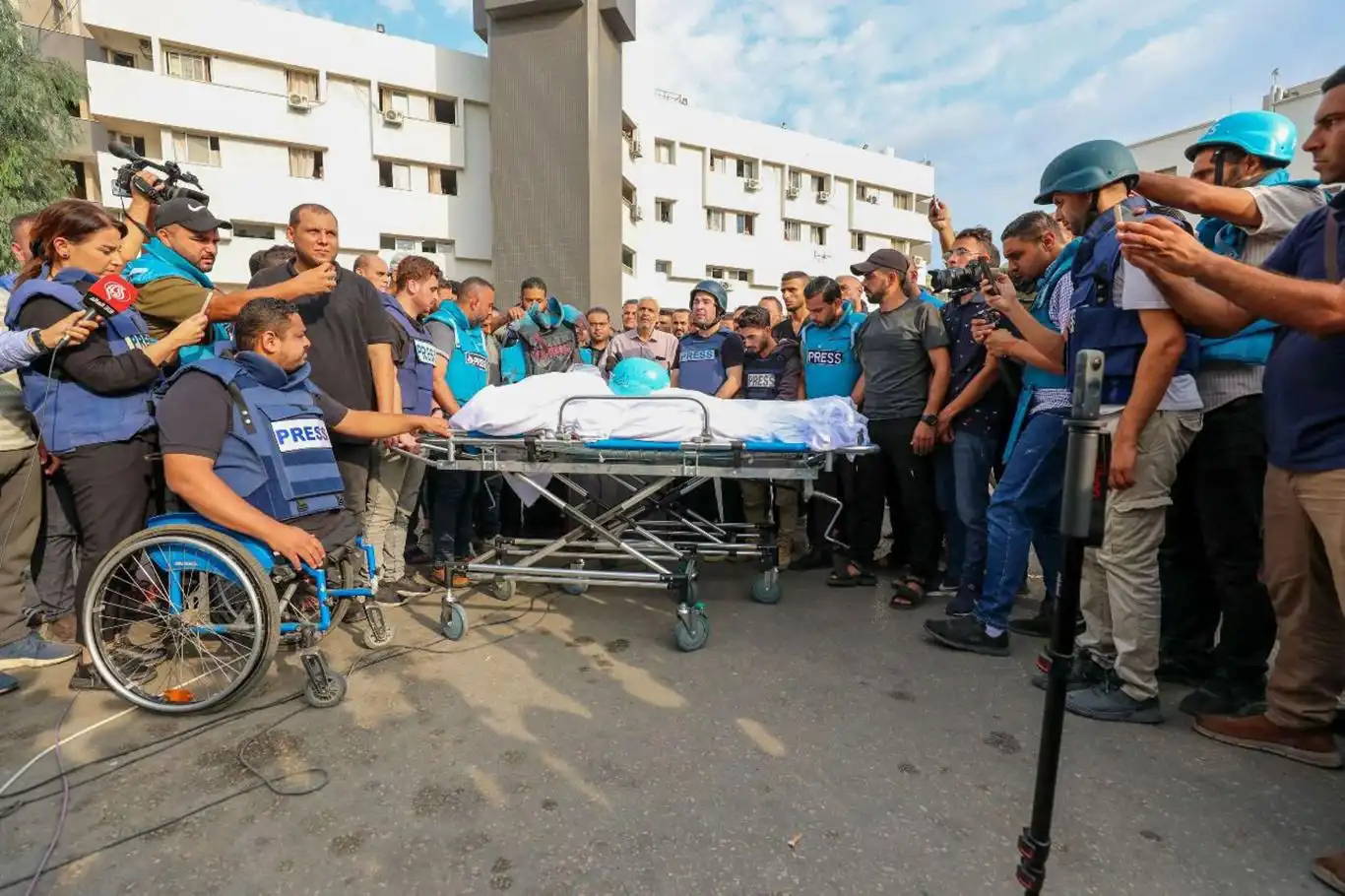 İşgalci siyonistler, vahşeti dünyaya duyuran gazetecileri aileleri ile birlikte katlediyor İşgalci siyonistler, vahşeti dünyaya duyuran gazetecileri aileleri ile birlikte katlediyor