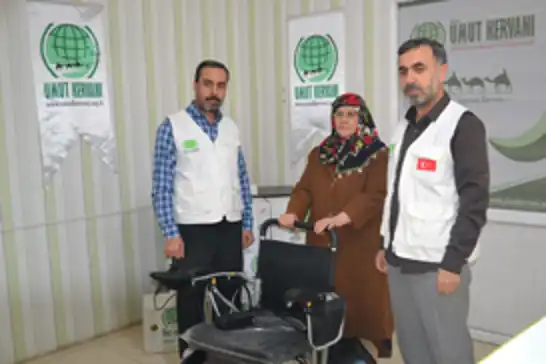 Bursa Umut Kervanı, felçli hastaya akülü tekerlekli sandalye yardımında bulundu