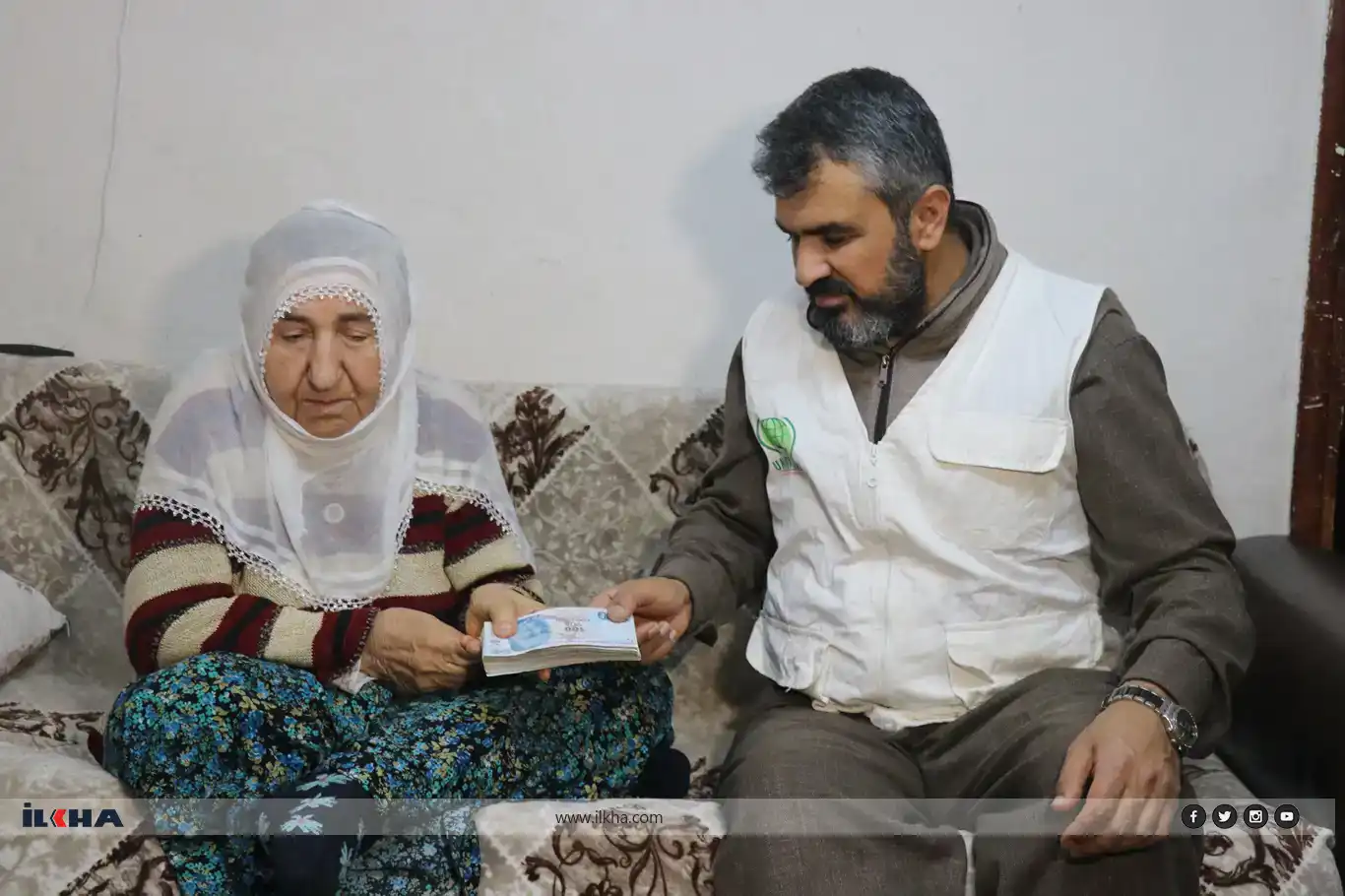 Pîra 75 salî 2 meaşê xwe yê emekdarîyê ji bo Xezzeyê bexş kir Pîra 75 salî 2 meaşê xwe yê emekdarîyê ji bo Xezzeyê bexş kir