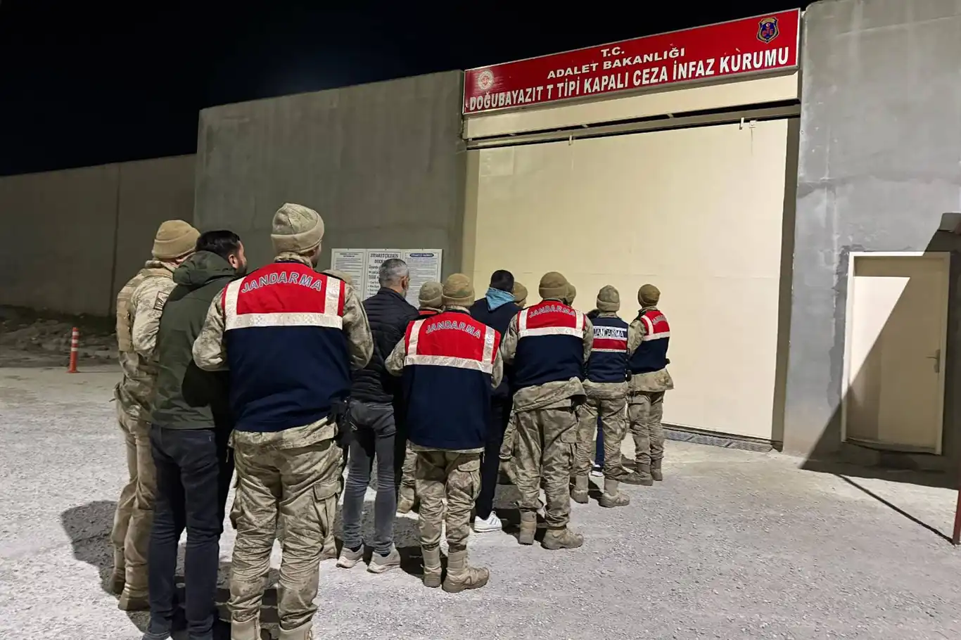 Ağrı'da yapılan operasyonda 63 milyon TL değerinde beyaz altın ele geçirildi Ağrı'da yapılan operasyonda 63 milyon TL değerinde beyaz altın ele geçirildi