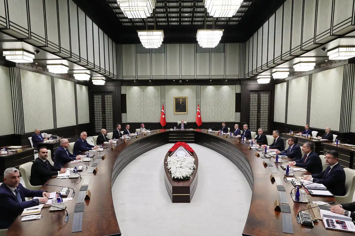 Birçok konunun görüşüleceği kabine toplantısı başladı Birçok konunun görüşüleceği kabine toplantısı başladı