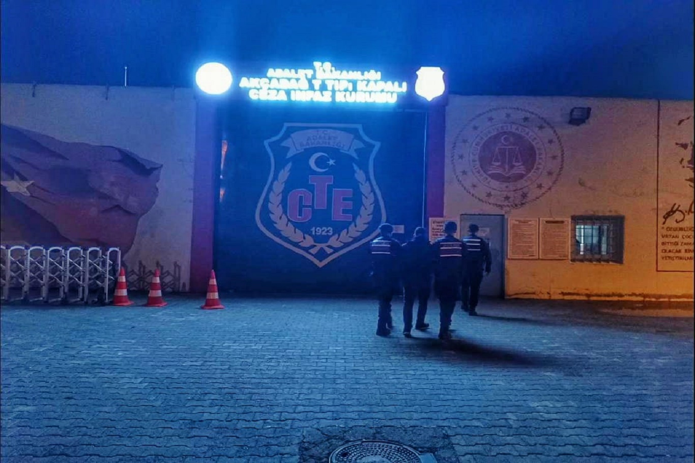 Evine girdikleri şahsı hem darp edip hem de altınlarını çaldılar Evine girdikleri şahsı hem darp edip hem de altınlarını çaldılar