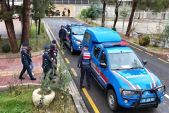Evine girdikleri şahsı hem darp edip hem de altınlarını çaldılar