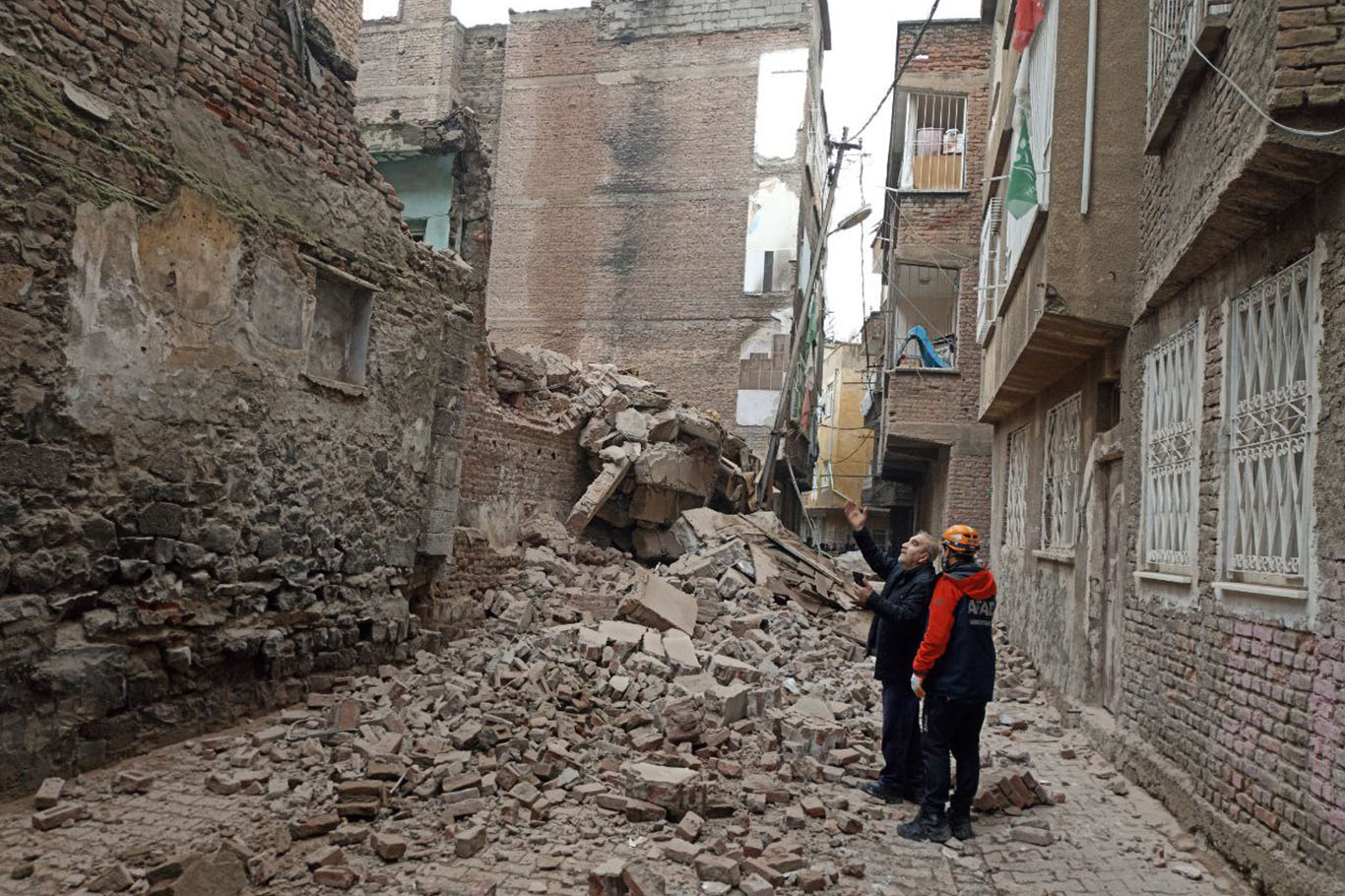 Diyarbakır'da 5 katlı bina çöktü Diyarbakır'da 5 katlı bina çöktü