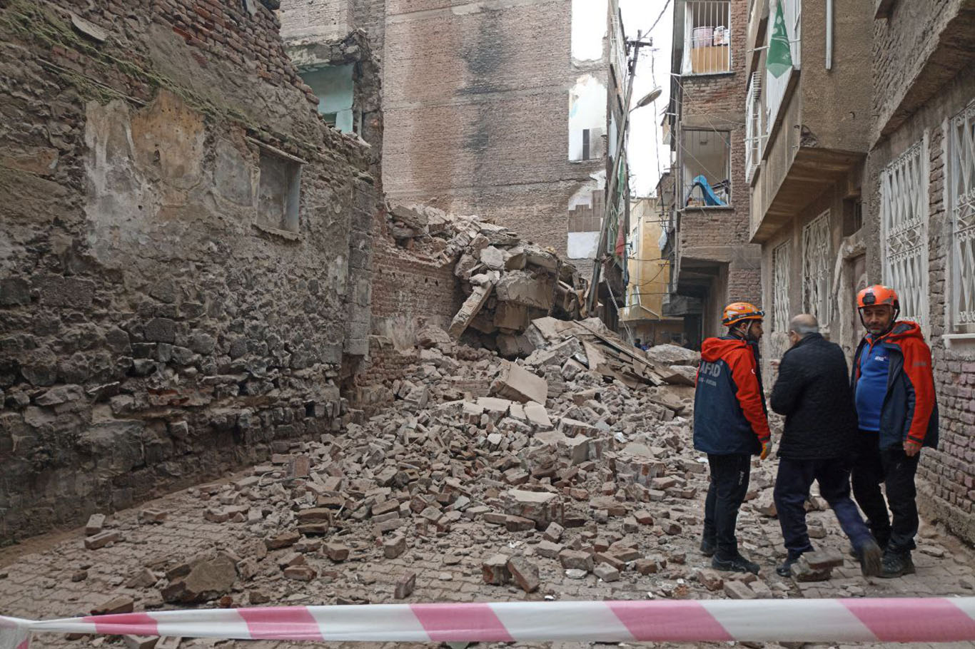 Li Dîyarbekir avahîyekî 5 qatî hilweşîya Li Dîyarbekir avahîyekî 5 qatî hilweşîya