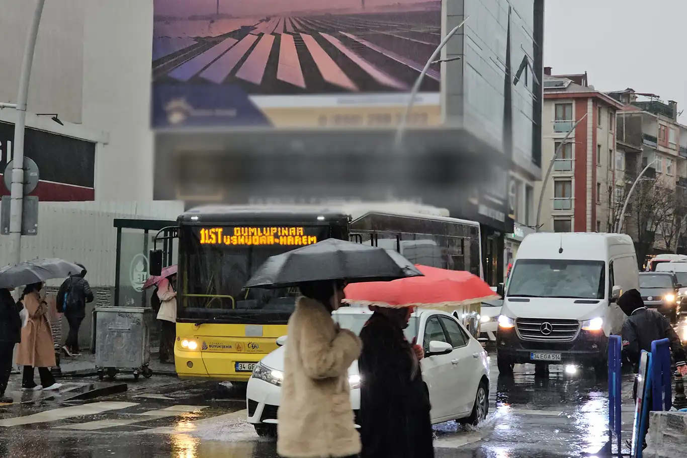 Yağmur şiddetini artırınca İstanbul trafiği kilitlendi Yağmur şiddetini artırınca İstanbul trafiği kilitlendi