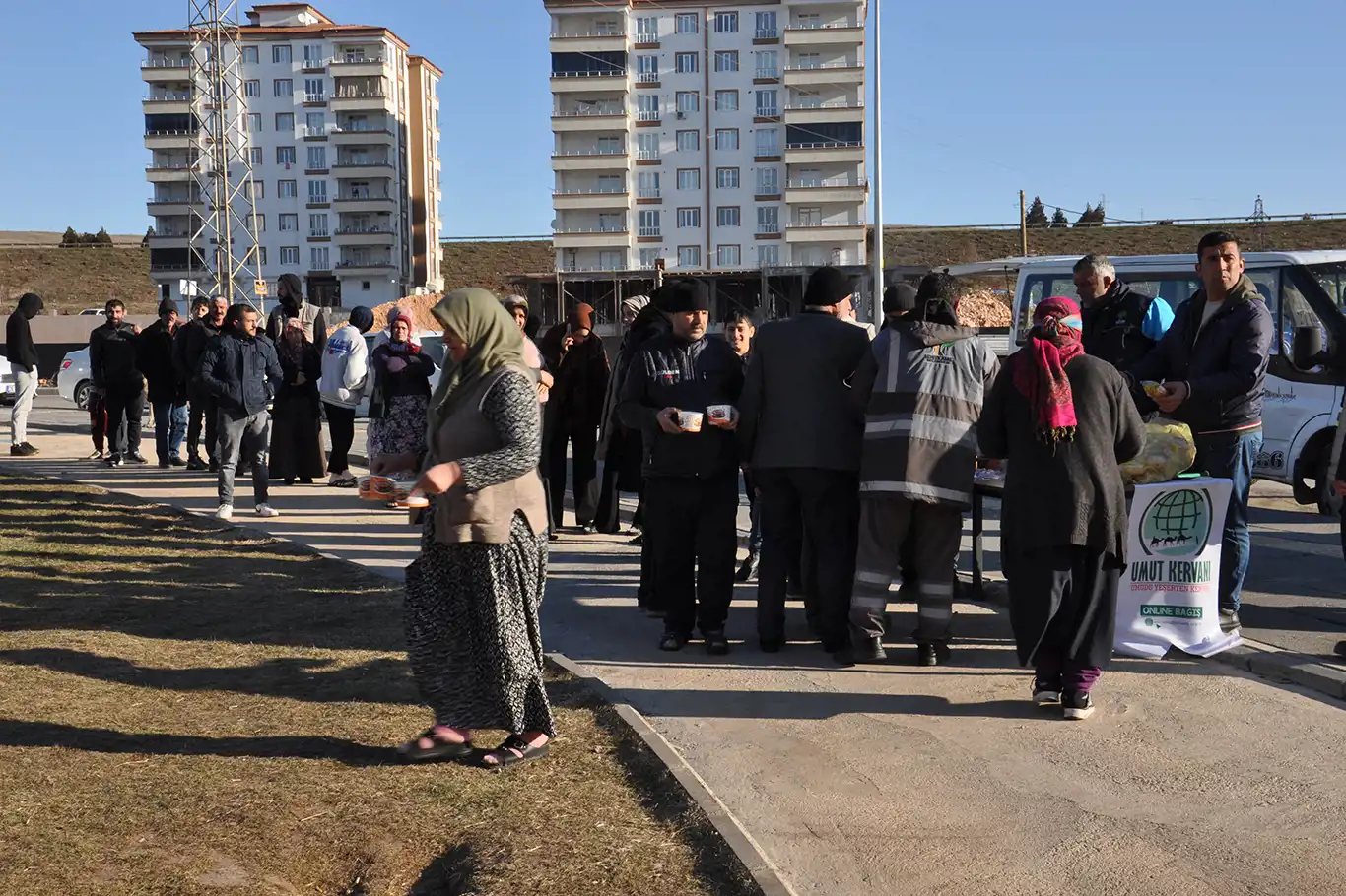Gaziantep Umut Kervanı depremzedelere çorba dağıtımını sürdürüyor
