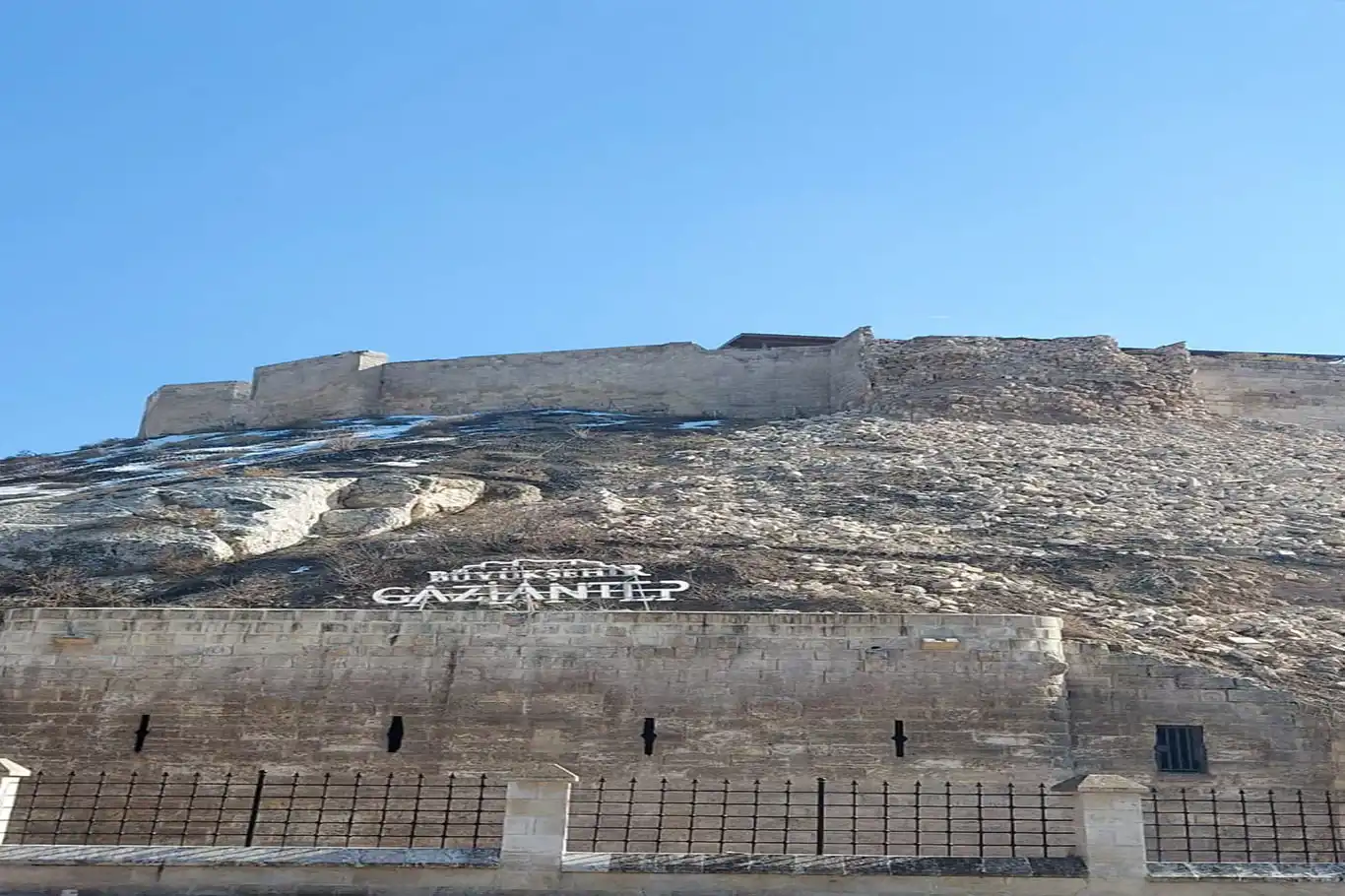 Depremde tarihi Gaziantep kalesi de yıkıldı