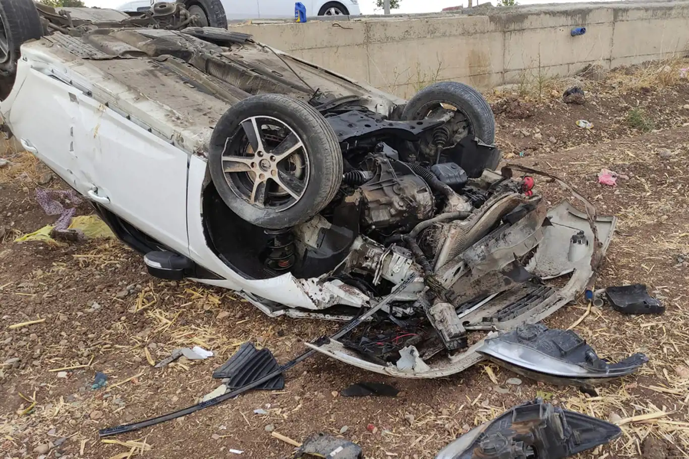 Mardin’den hasta ziyaretine giden aile trafik kazası yaptı: 4 ölü, 2 yaralı Mardin’den hasta ziyaretine giden aile trafik kazası yaptı: 4 ölü, 2 yaralı