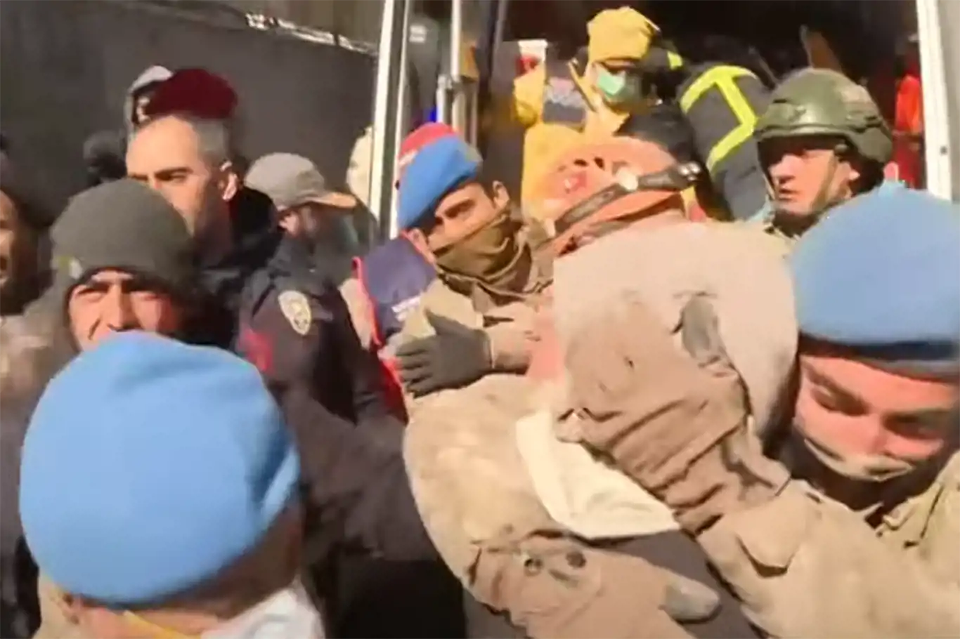 248'inci saatte mucize: 17 yaşındaki Aleyna Ölmez enkazdan sağ çıkarıldı 248'inci saatte mucize: 17 yaşındaki Aleyna Ölmez enkazdan sağ çıkarıldı