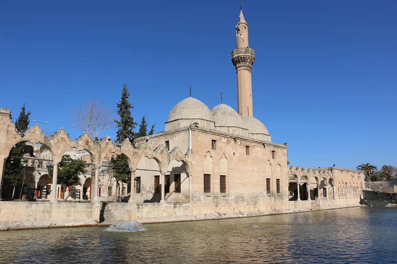 Balıklıgöl'ün suyu normale dönmeye başladı Balıklıgöl'ün suyu normale dönmeye başladı