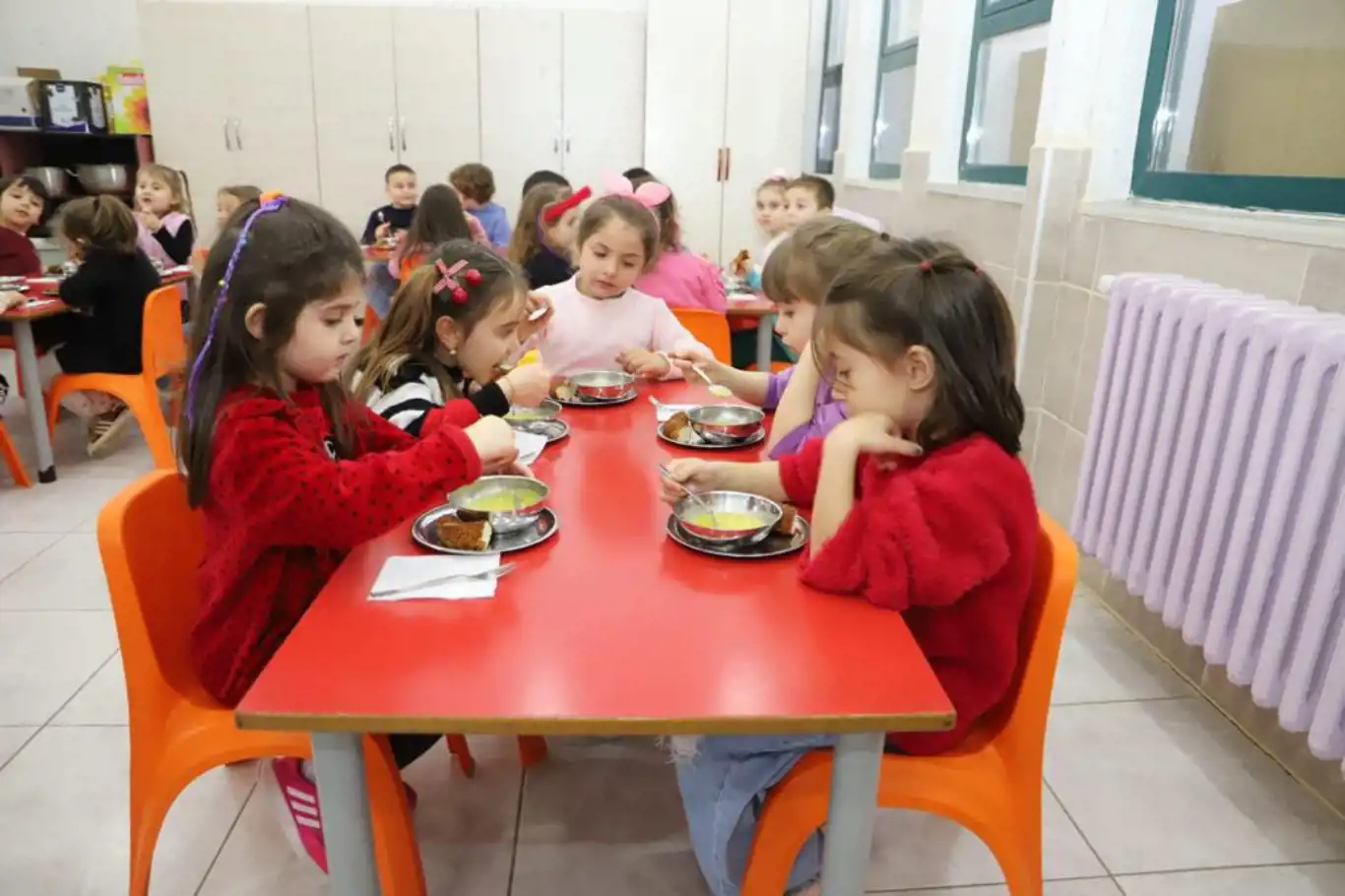 Okul öncesi öğrencilerine yönelik ücretsiz yemek uygulaması başladı Okul öncesi öğrencilerine yönelik ücretsiz yemek uygulaması başladı