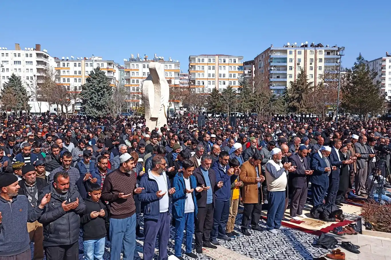 Afet ve musibetlere karşı Müslümanlar "dua ve istiğfarla" Allah'a sığındı Afet ve musibetlere karşı Müslümanlar "dua ve istiğfarla" Allah'a sığındı