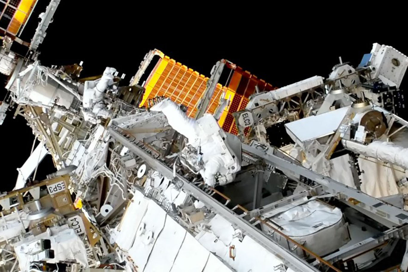 Astronotlar, güneş panellerinin kurulumu için çıktığı uzay yürüyüşünü tamamladı Astronotlar, güneş panellerinin kurulumu için çıktığı uzay yürüyüşünü tamamladı