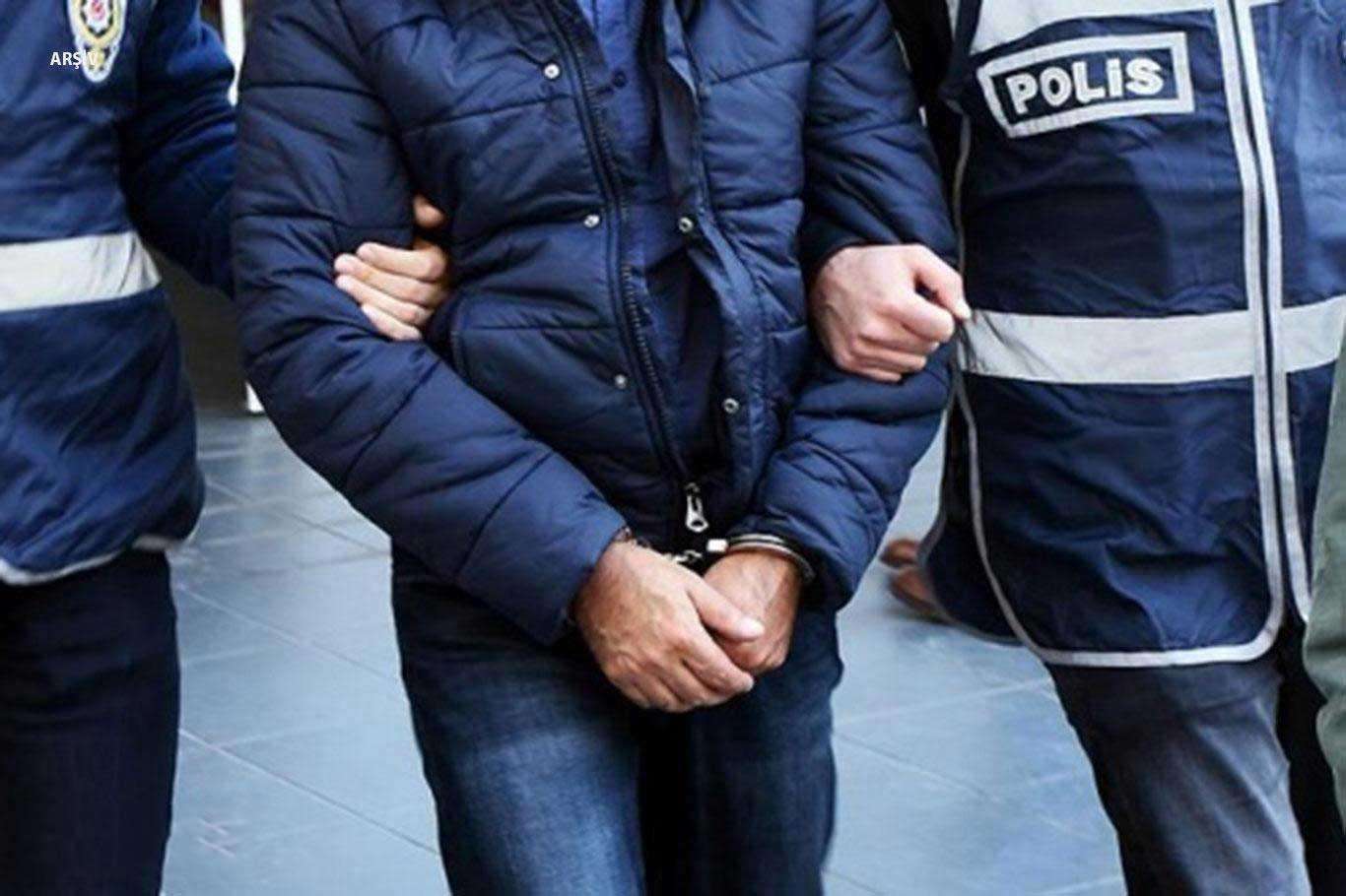 Enkaz altında kalanları arayarak alay eden 2 şüpheli yakalandı Enkaz altında kalanları arayarak alay eden 2 şüpheli yakalandı