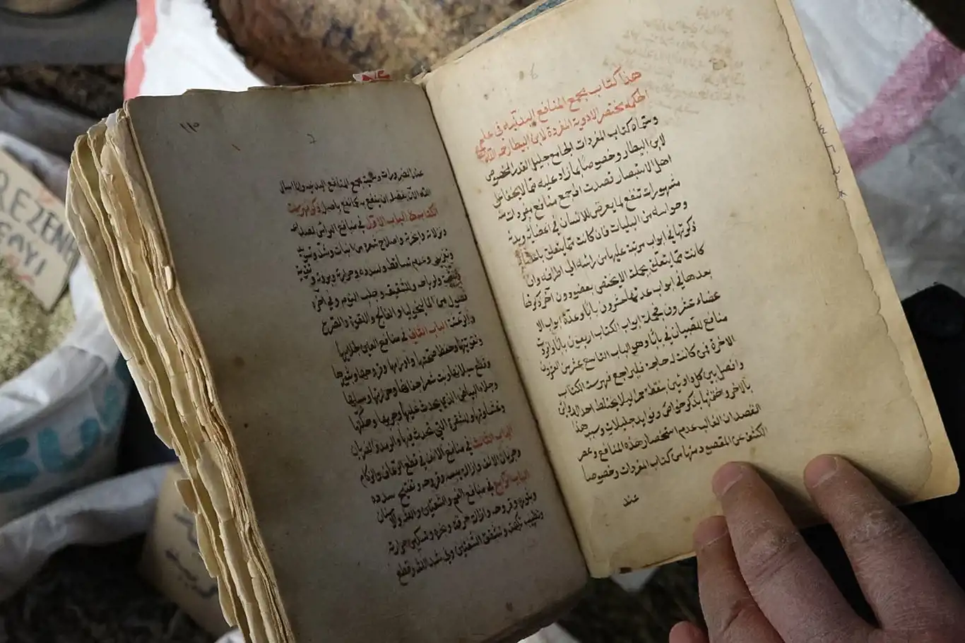 300 yıllık kitaptan bitkisel ilaçlar üretiyor 300 yıllık kitaptan bitkisel ilaçlar üretiyor