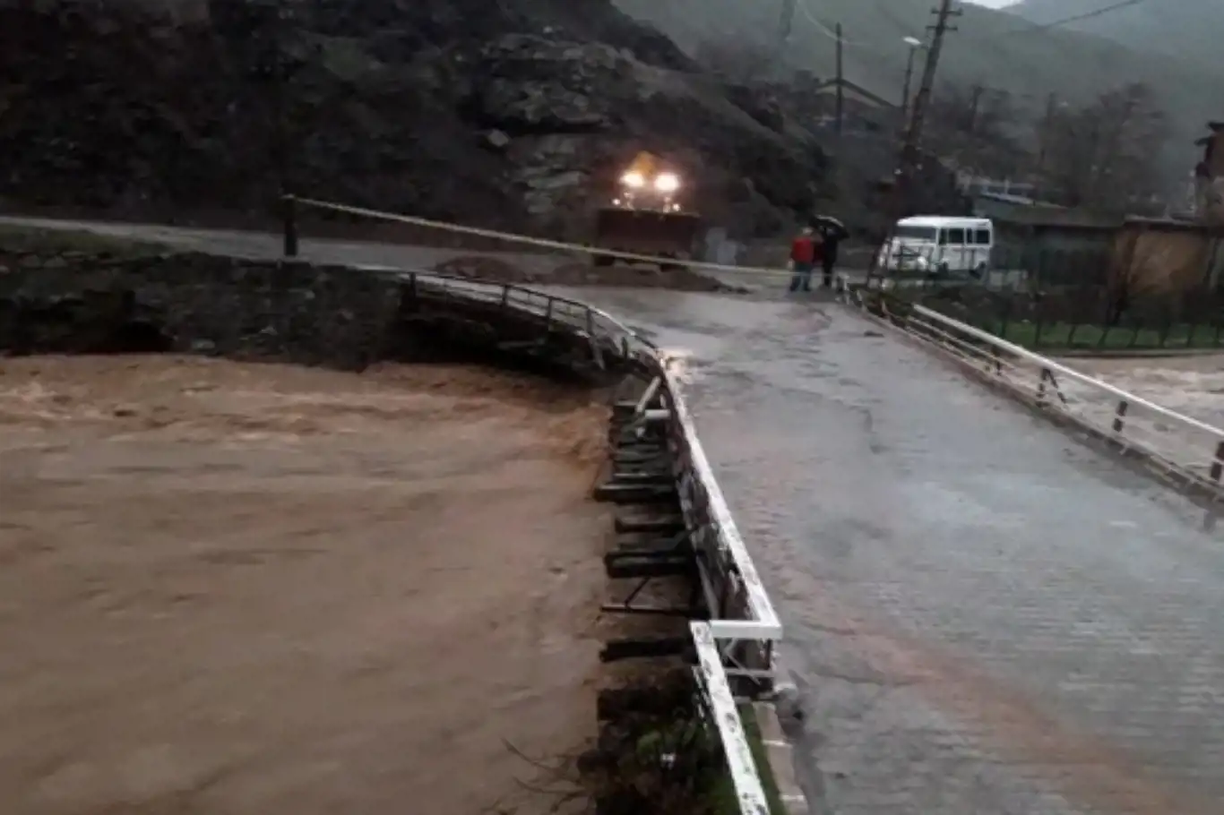 Elazığ'da sağanak yağış nedeniyle köprü trafiğe kapatıldı Elazığ'da sağanak yağış nedeniyle köprü trafiğe kapatıldı
