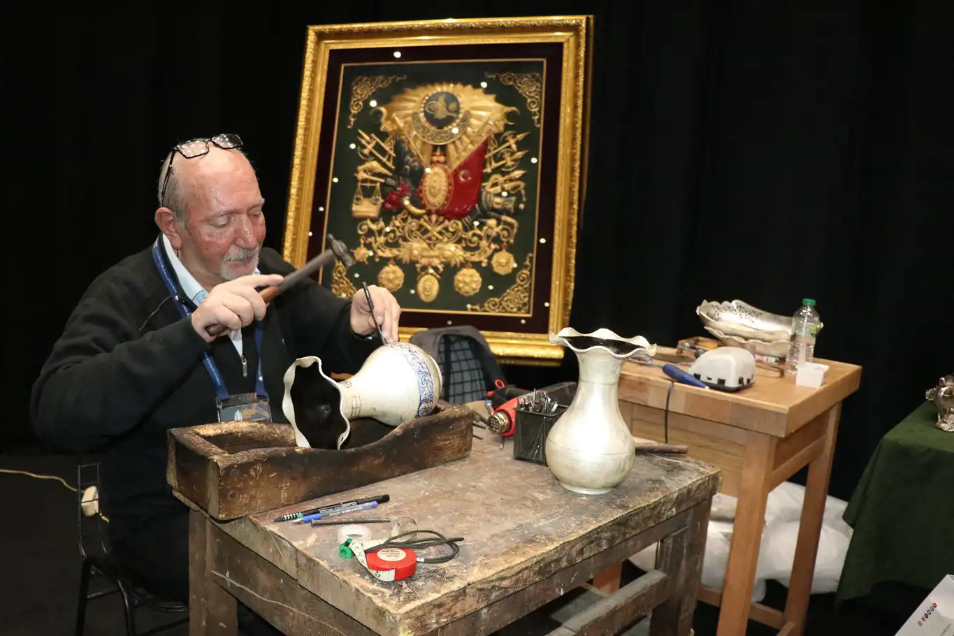 Osmanlı'dan kalma "Kakmacılık" sanatını 50 yıldır sürdürüyor Osmanlı'dan kalma "Kakmacılık" sanatını 50 yıldır sürdürüyor