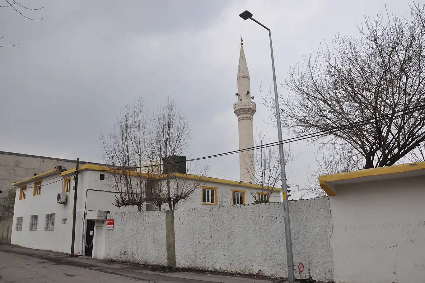 Batman'da deprem nedeniyle kapatılan camilerin kısa sürede ibadete açılması isteniyor Batman'da deprem nedeniyle kapatılan camilerin kısa sürede ibadete açılması isteniyor
