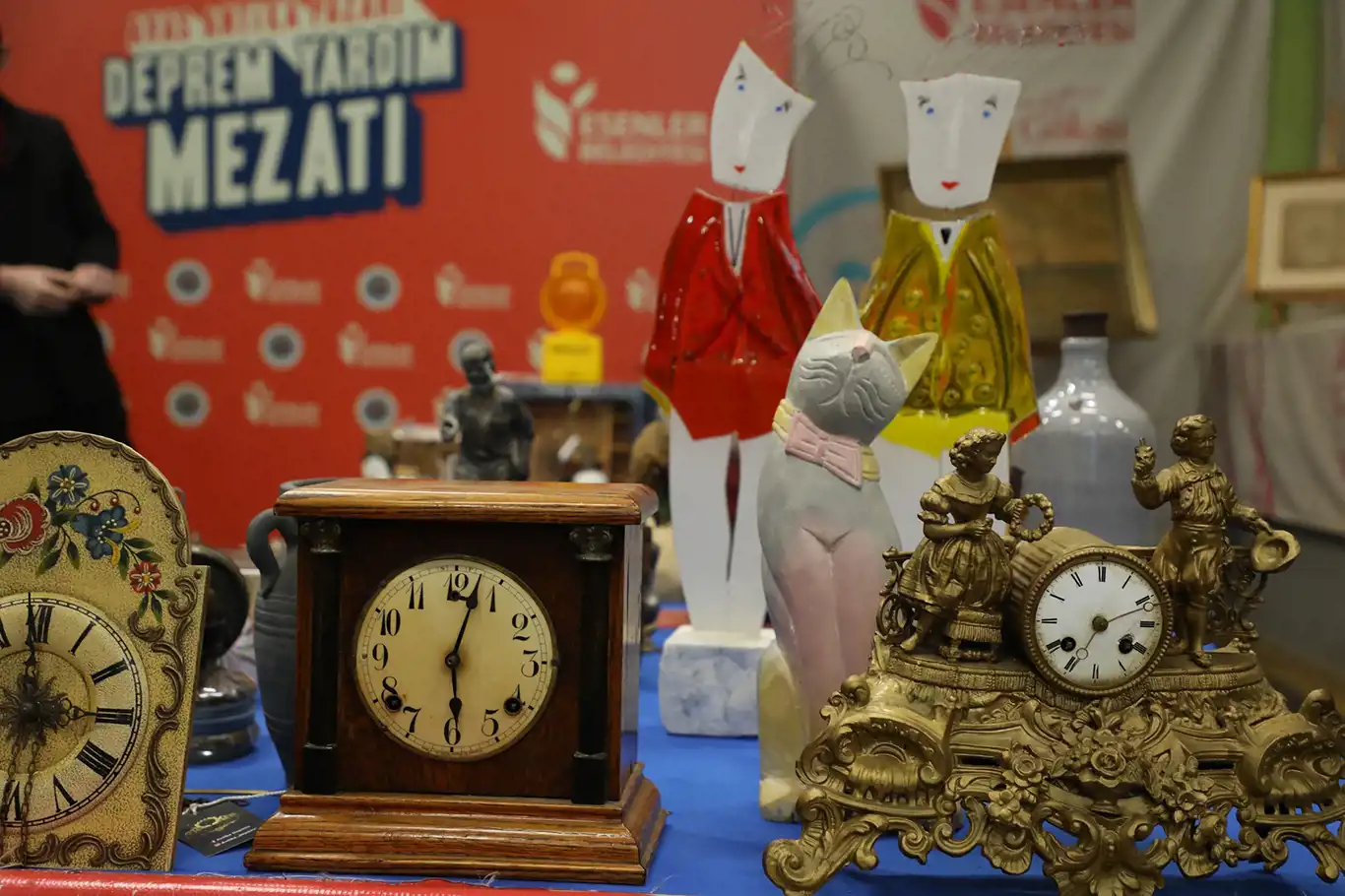 Açık arttırma ile satılan antika eserlerin geliri depremzedelere bağışlandı